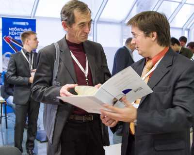 Павел Самойлов (справа) рассказывает о преимуществах трехмерного сканирования и печати Павел Самойлов (справа) рассказывает о преимуществах трехмерного сканирования и печати